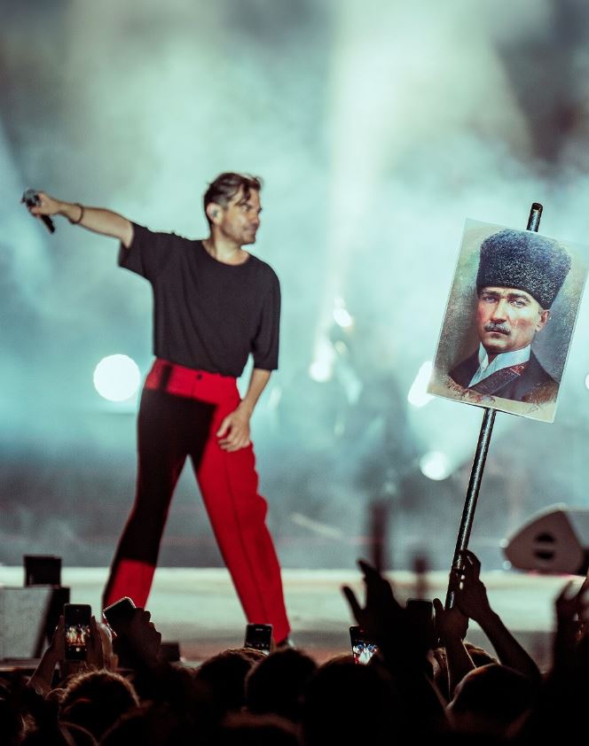 bu-cocuk-kim-unlu-sarkiciyi-taniyabilecek-misiniz-yenicag-14.jpg