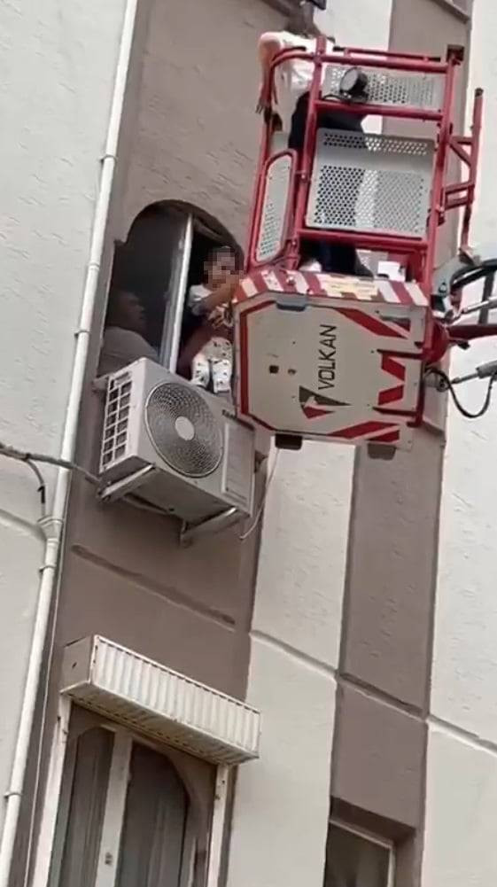 Bunu da yaşadık! Apartmanda merdivenler çöktü: 10 kişi mahsur kaldı