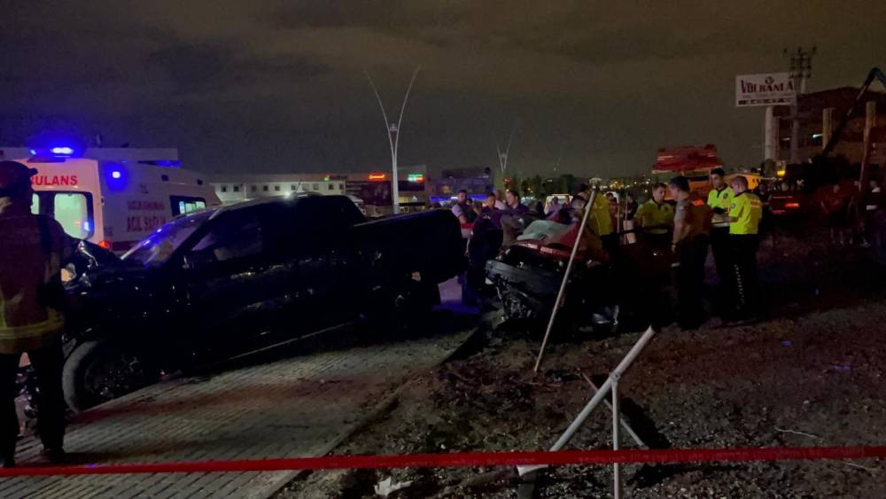 Bursa’da gece yarısı facia! İki kardeş araçta sıkıştı