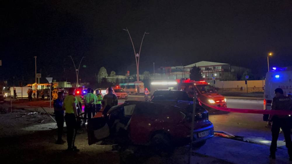 Bursa’da gece yarısı facia! İki kardeş araçta sıkıştı