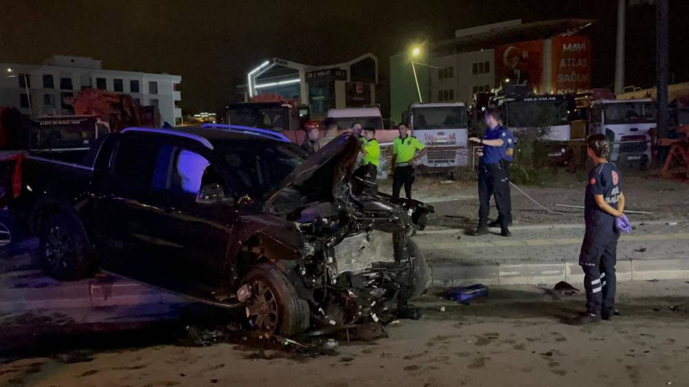 Bursa’da gece yarısı facia! İki kardeş araçta sıkıştı