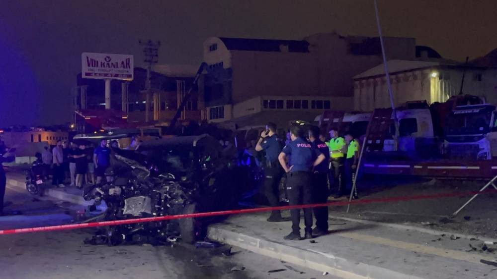 Bursa’da gece yarısı facia! İki kardeş araçta sıkıştı