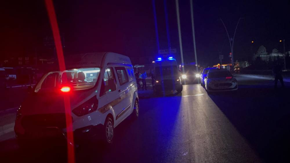 Bursa’da gece yarısı facia! İki kardeş araçta sıkıştı