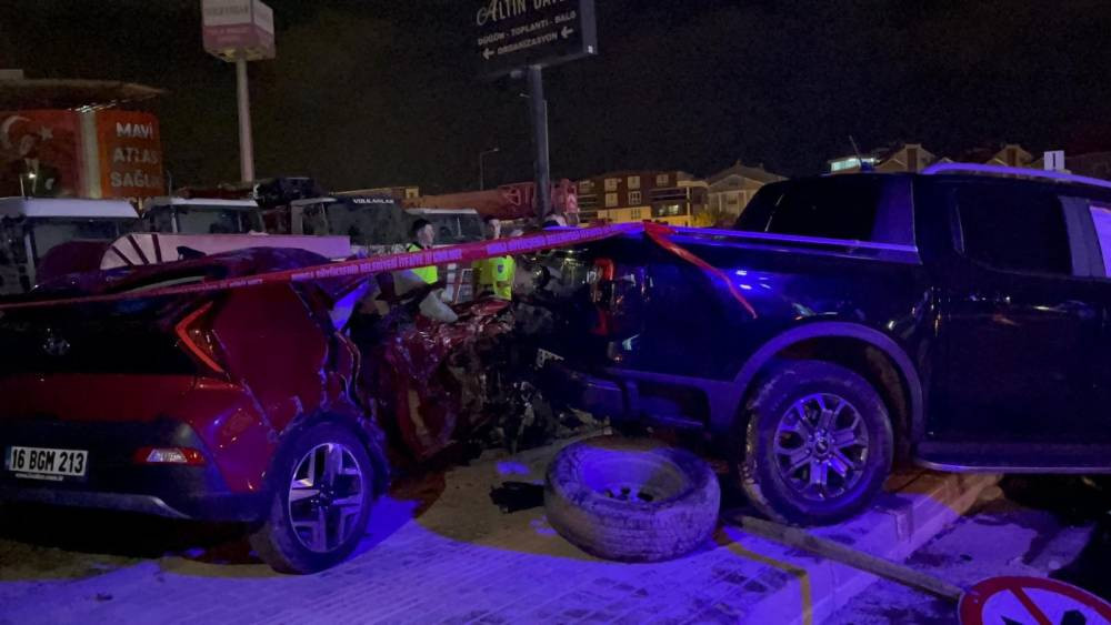 Bursa’da gece yarısı facia! İki kardeş araçta sıkıştı