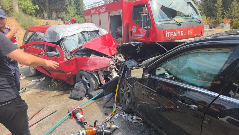 İznik’te yağmur sonrası feci kaza! Önce duvara sonra araca çarptı