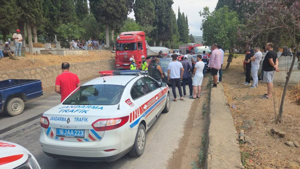 İznik’te yağmur sonrası feci kaza! Önce duvara sonra araca çarptı