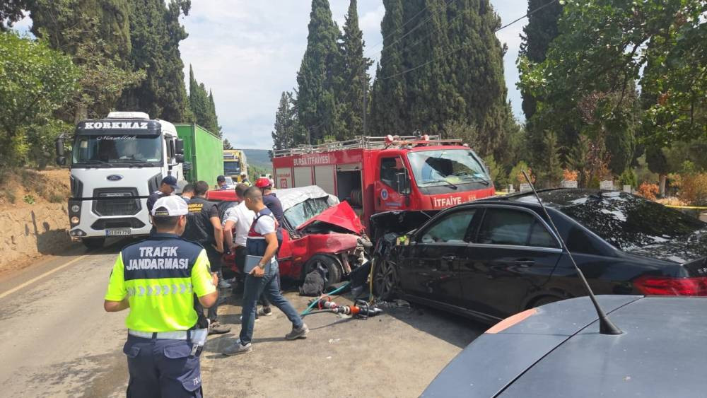 İznik’te yağmur sonrası feci kaza! Önce duvara sonra araca çarptı