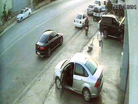 Motosikletli tetikçiler kurşun yağdırdı! Saldırı anı kamerada...