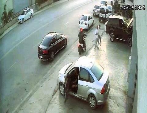 Motosikletli tetikçiler kurşun yağdırdı! Saldırı anı kamerada...