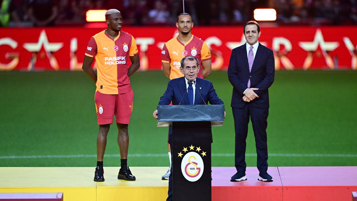 osimhen-sane-imza-toreni-0001-aa-20250802-38732813-38732803-galatasaray-osimhen-ve-sane-icin-imza-toreni-duzenledi.jpg