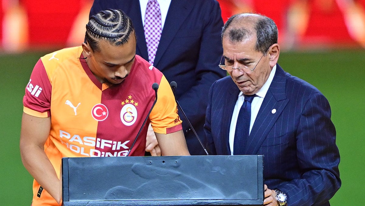 osimhen-sane-imza-toreni-0002-aa-20250802-38732813-38732802-galatasaray-osimhen-ve-sane-icin-imza-toreni-duzenledi.jpg