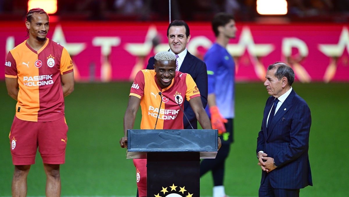 osimhen-sane-imza-toreni-0004-aa-20250802-38732813-38732798-galatasaray-osimhen-ve-sane-icin-imza-toreni-duzenledi.jpg