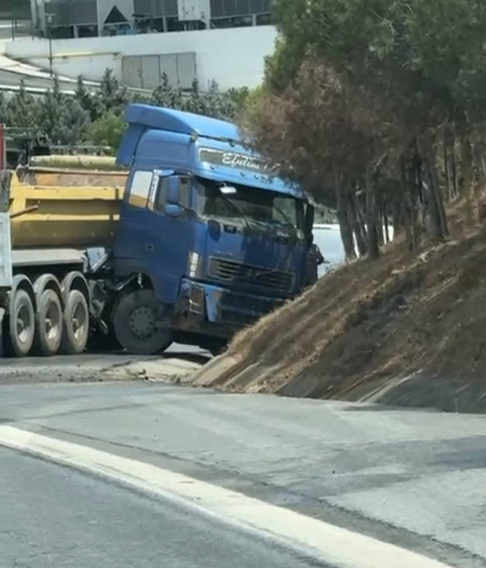 Yağmurlu yolda çifte kaza! Kamyon ve kamyonet yoldan çıktı!