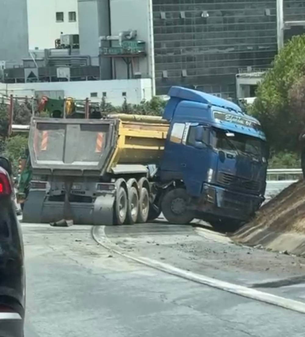 Yağmurlu yolda çifte kaza! Kamyon ve kamyonet yoldan çıktı!