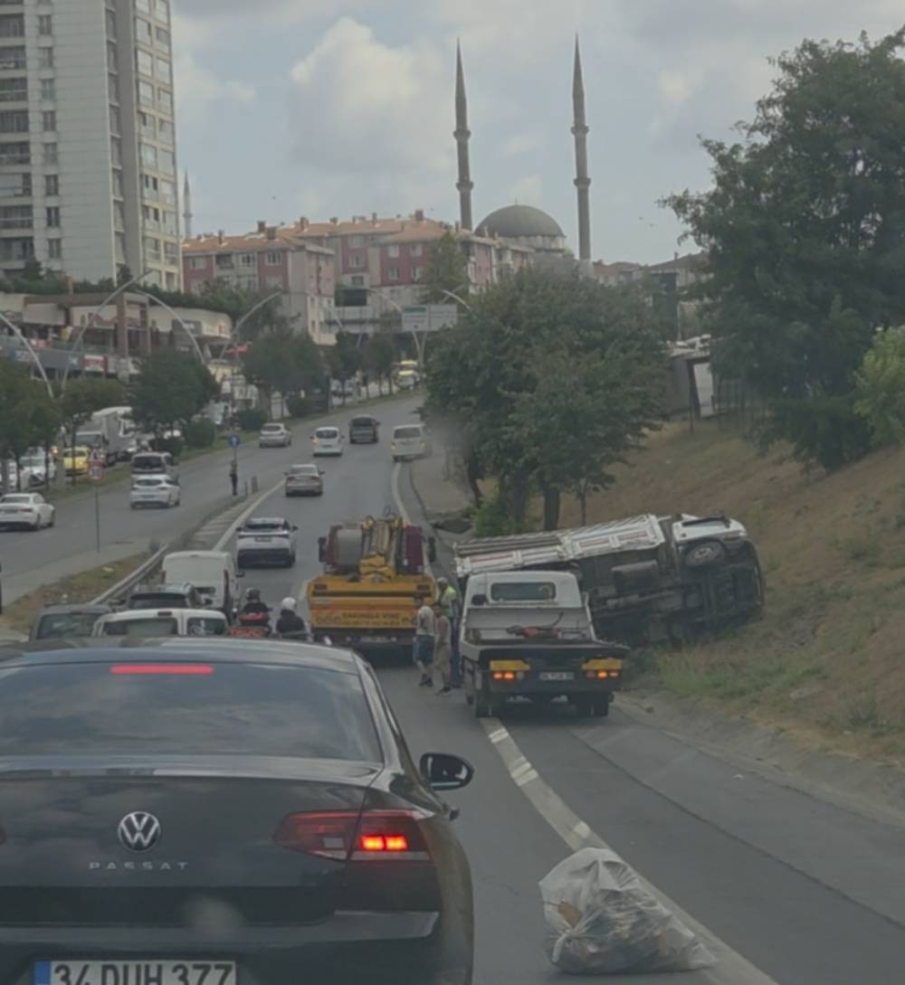 Yağmurlu yolda çifte kaza! Kamyon ve kamyonet yoldan çıktı!