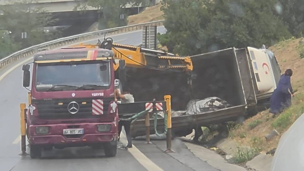 Yağmurlu yolda çifte kaza! Kamyon ve kamyonet yoldan çıktı!