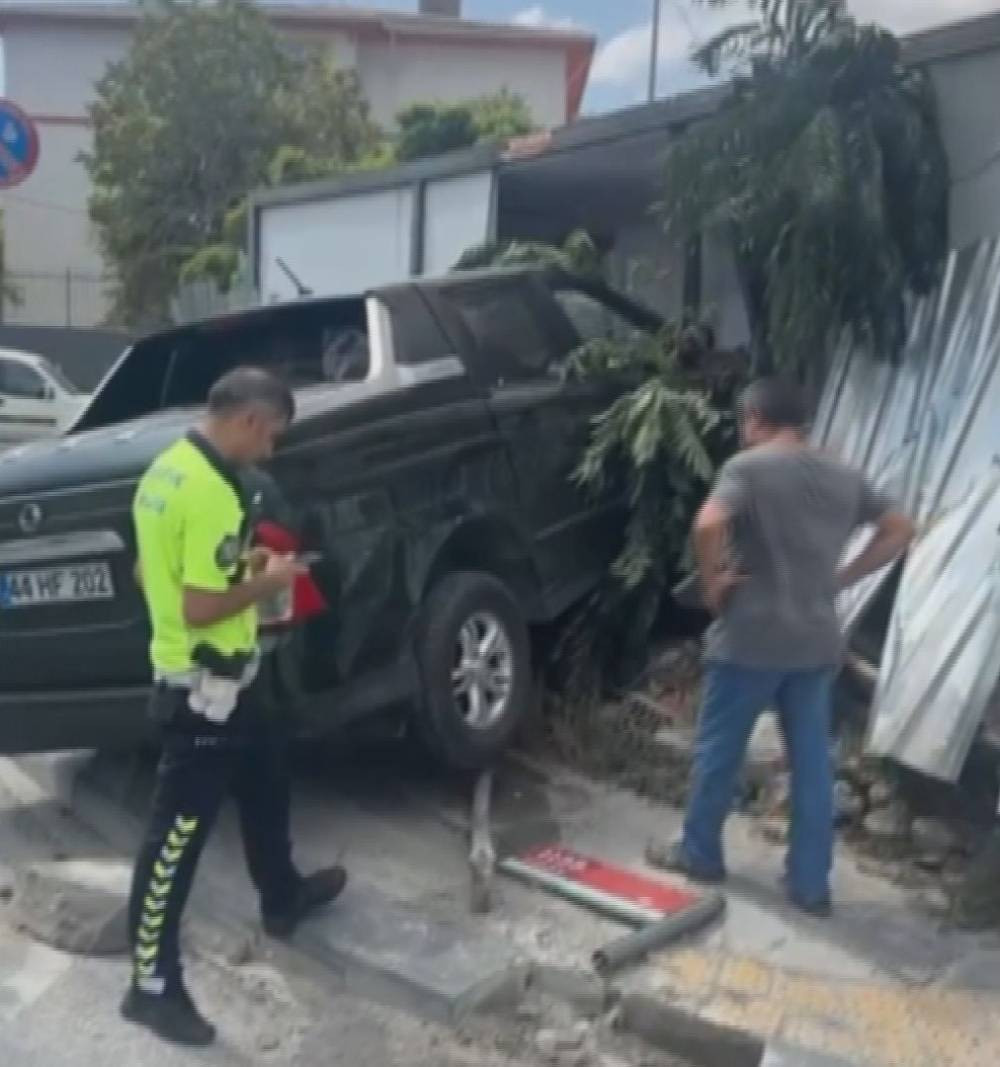 Bağcılar’da pikap dehşeti! İşçilerin kaldığı konteynere çarptı