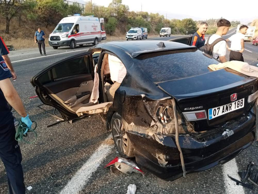 İki otomobil kafa kafaya çarpıştı! Çok sayıda kişi yaralandı