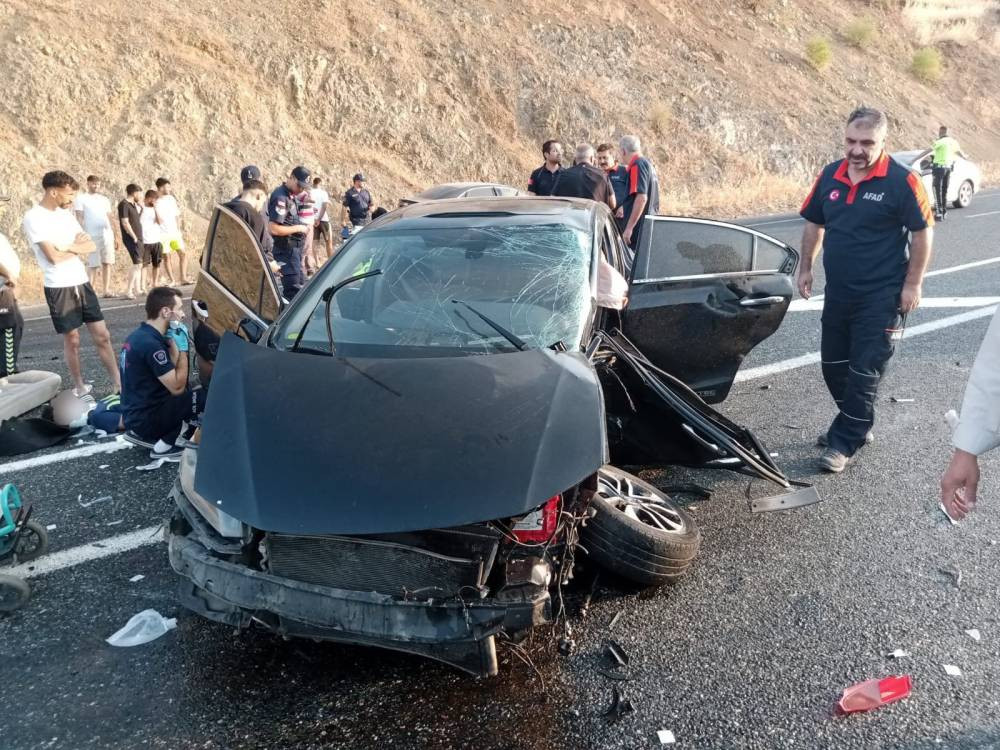 İki otomobil kafa kafaya çarpıştı! Çok sayıda kişi yaralandı