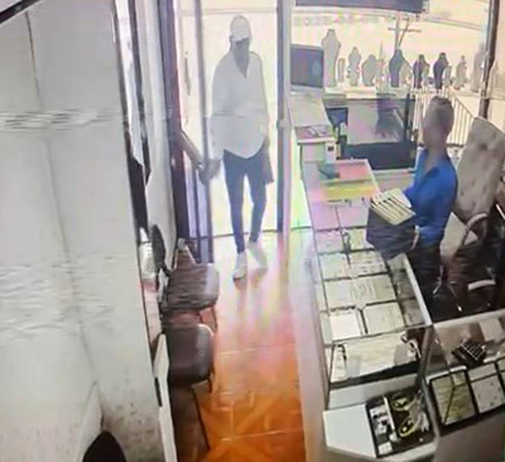 Antalya’da kuyumcu soygunu! Şüpheli her şeyi alıp kaçtı