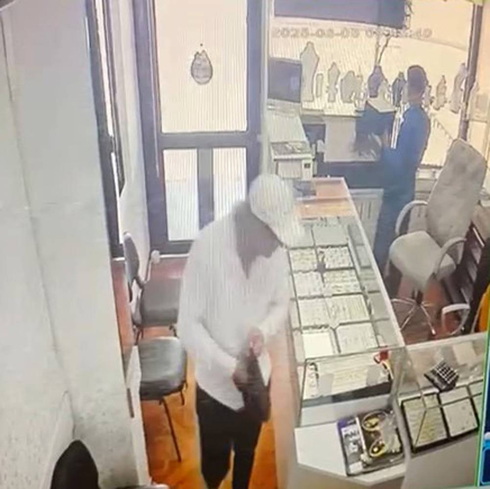 Antalya’da kuyumcu soygunu! Şüpheli her şeyi alıp kaçtı