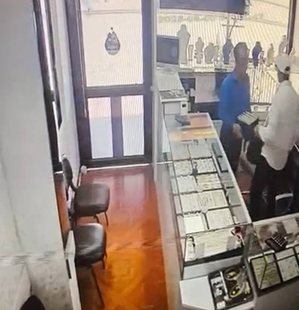 Antalya’da kuyumcu soygunu! Şüpheli her şeyi alıp kaçtı