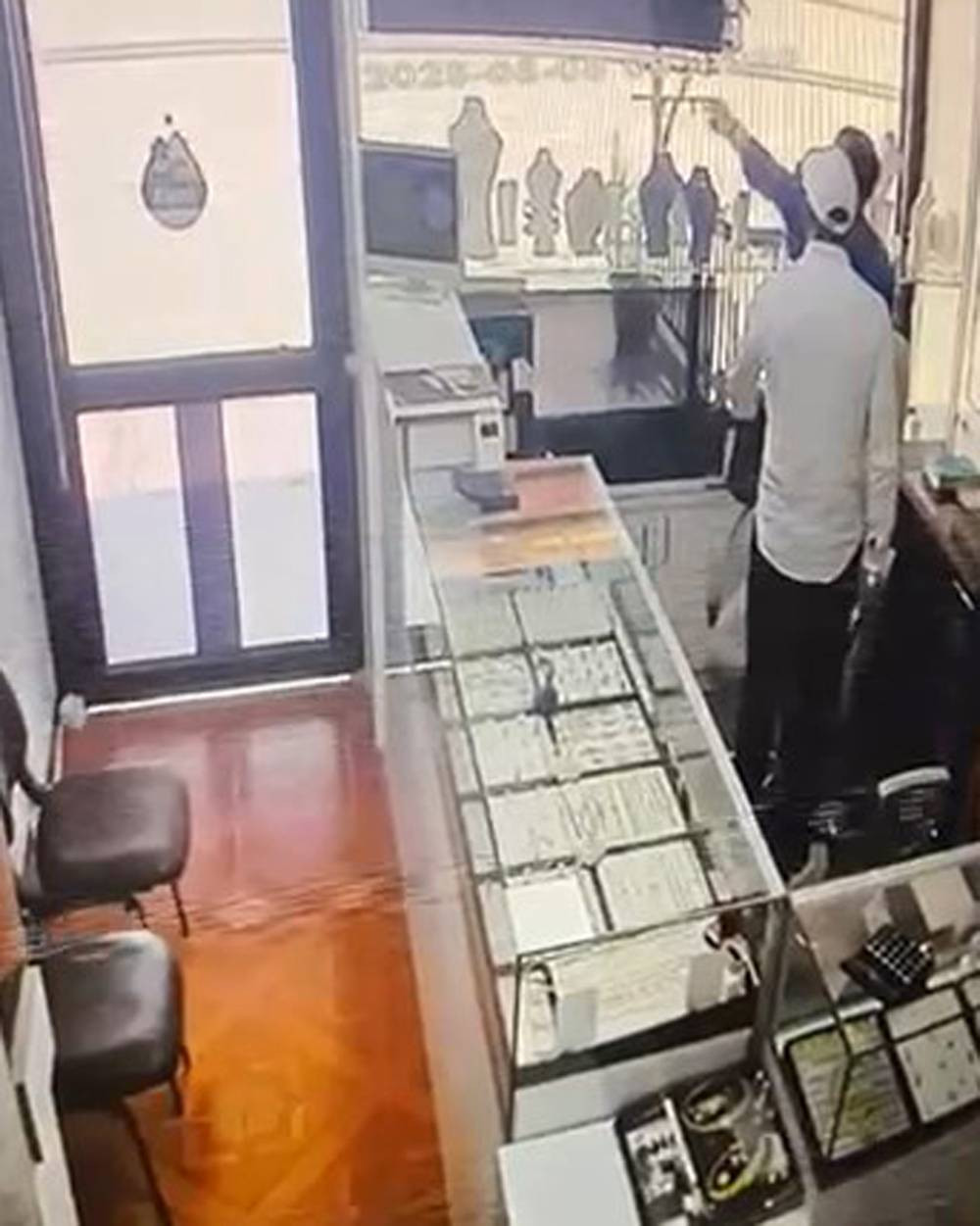 Antalya’da kuyumcu soygunu! Şüpheli her şeyi alıp kaçtı