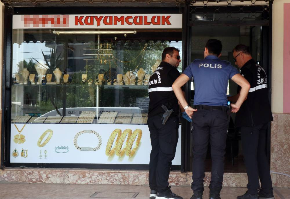 Antalya’da kuyumcu soygunu! Şüpheli her şeyi alıp kaçtı