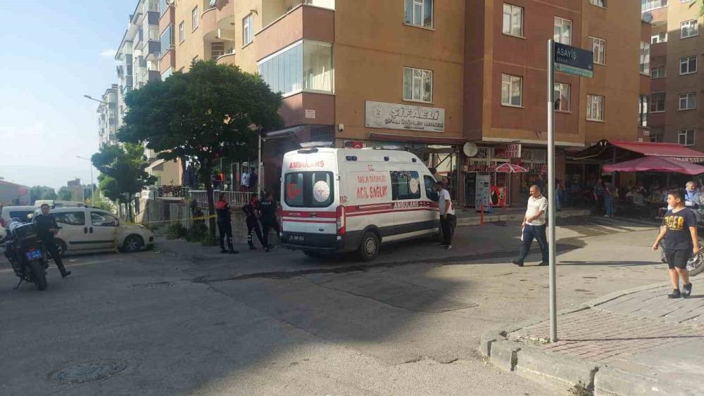 Kurşun yağmuruna tuttular! İş yeri önünde korku dolu anlar