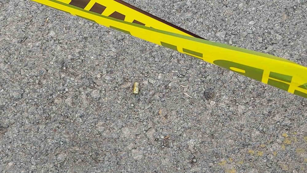 Kurşun yağmuruna tuttular! İş yeri önünde korku dolu anlar