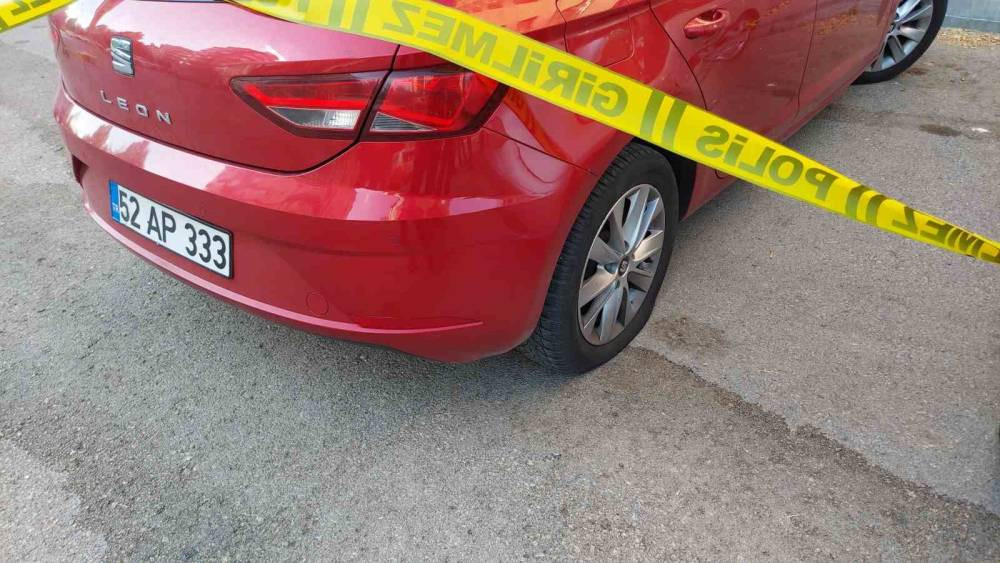 Kurşun yağmuruna tuttular! İş yeri önünde korku dolu anlar