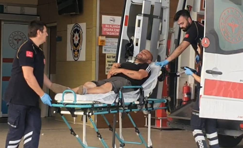 Kum yüklü TIR devrildi! Sürücüsü yaralandı