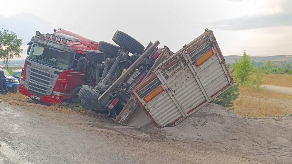 Kum yüklü TIR devrildi! Sürücüsü yaralandı