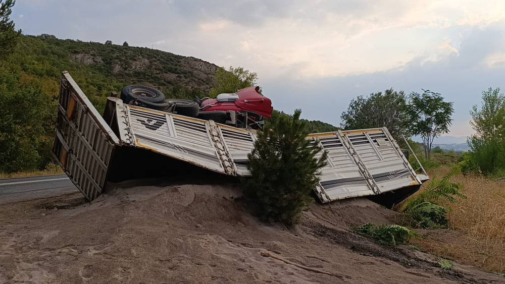 Kum yüklü TIR devrildi! Sürücüsü yaralandı