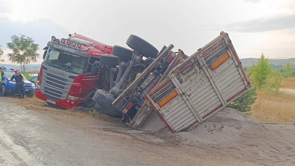 Kum yüklü TIR devrildi! Sürücüsü yaralandı