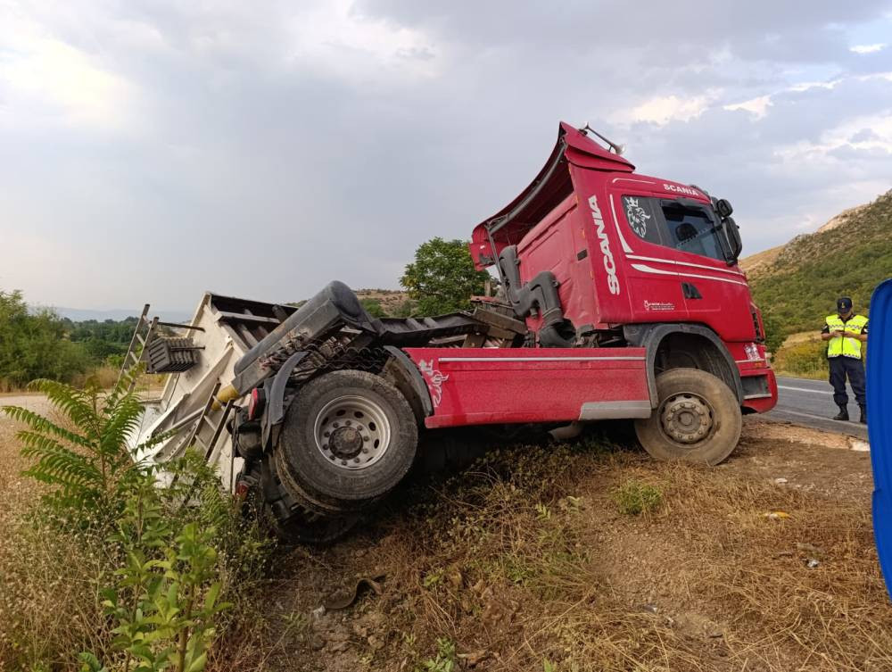 Kum yüklü TIR devrildi! Sürücüsü yaralandı