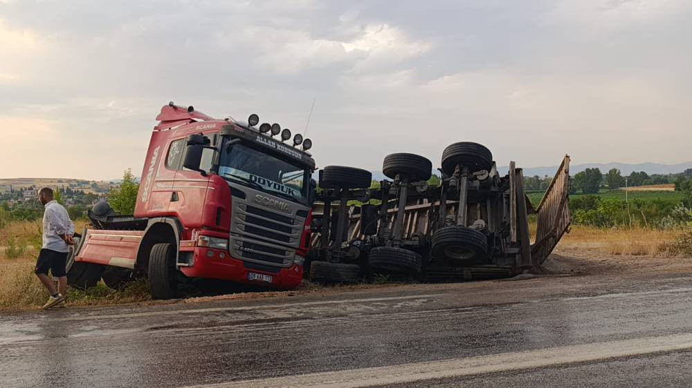 Kum yüklü TIR devrildi! Sürücüsü yaralandı