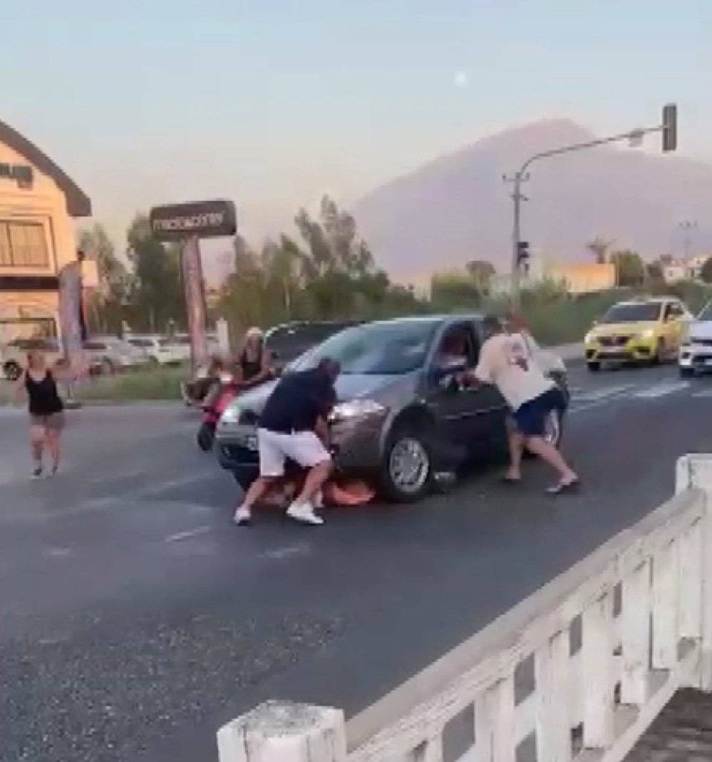 Akıllara durgunluk veren olay! Çarptığı kadının üzerinden geçip kaçmaya çalıştı