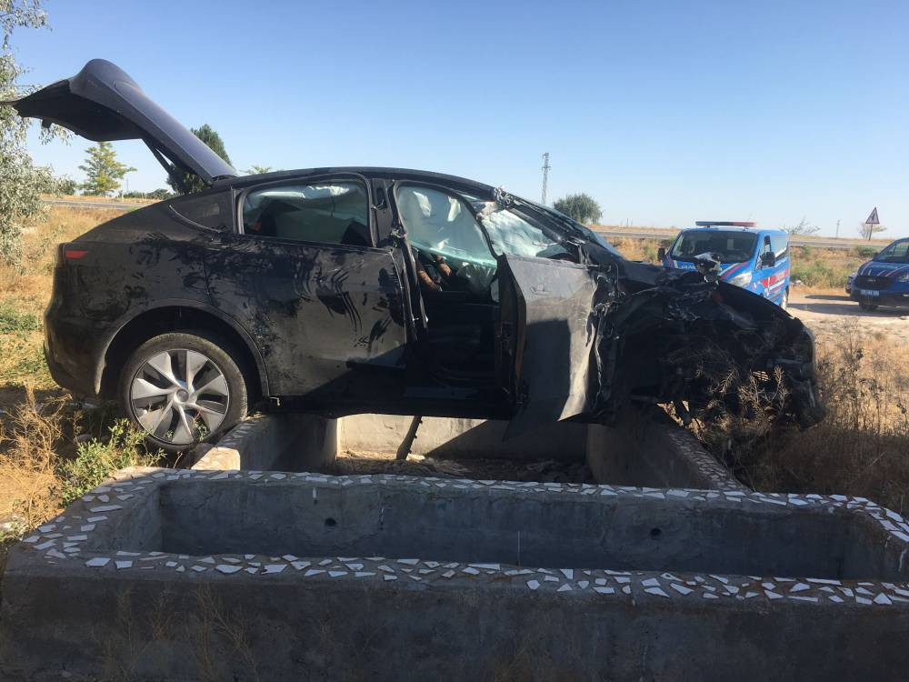 Aksaray’da feci kaza! Düğünden dönen aile TIR’a çarptı! 6 yaralı