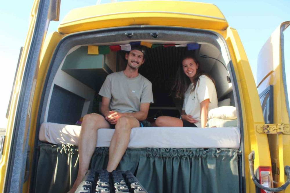 Dünyayı gezen çiftin Dünyanın Nazar Boncuğu Meke Gölü'nde karavan kampı