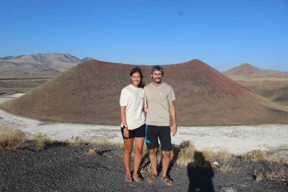 Dünyayı gezen çiftin Dünyanın Nazar Boncuğu Meke Gölü'nde karavan kampı