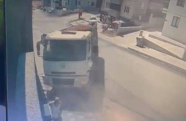 Freni patlayan kamyon dehşeti: Saniyelerle kurtuldu! Güvenlik kamerası her şeyi kaydetti