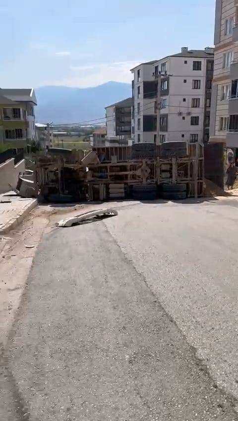 Freni patlayan kamyon dehşeti: Saniyelerle kurtuldu! Güvenlik kamerası her şeyi kaydetti