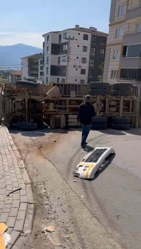 Freni patlayan kamyon dehşeti: Saniyelerle kurtuldu! Güvenlik kamerası her şeyi kaydetti