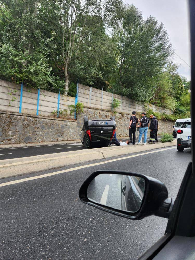 Refüje çarptı takla attı! Ters dönen araçtan mucize kurtuluş: Sarıyer’de feci kaza
