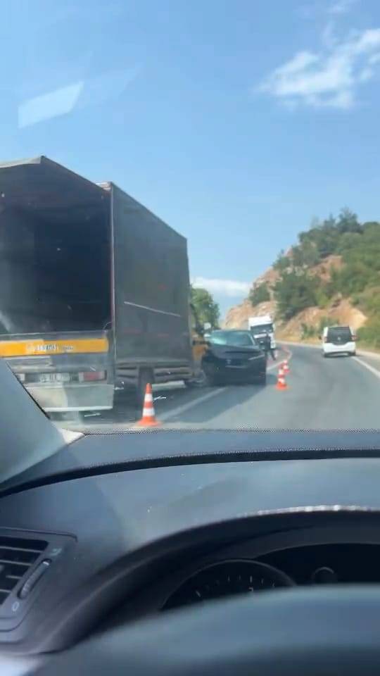 Otomobil ile kamyonet kafa kafaya çarpıştı: Çok sayıda yaralı var!