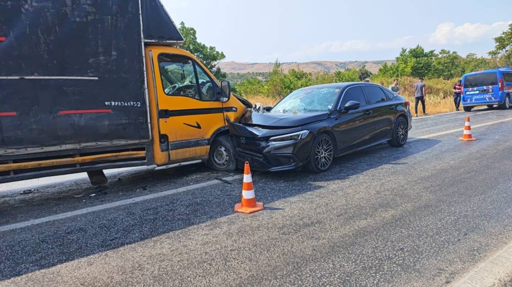Otomobil ile kamyonet kafa kafaya çarpıştı: Çok sayıda yaralı var!