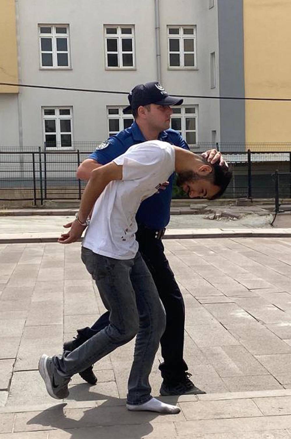Polis memuruna vahşi saldırı! Serçe parmağı ısırarak kopardı