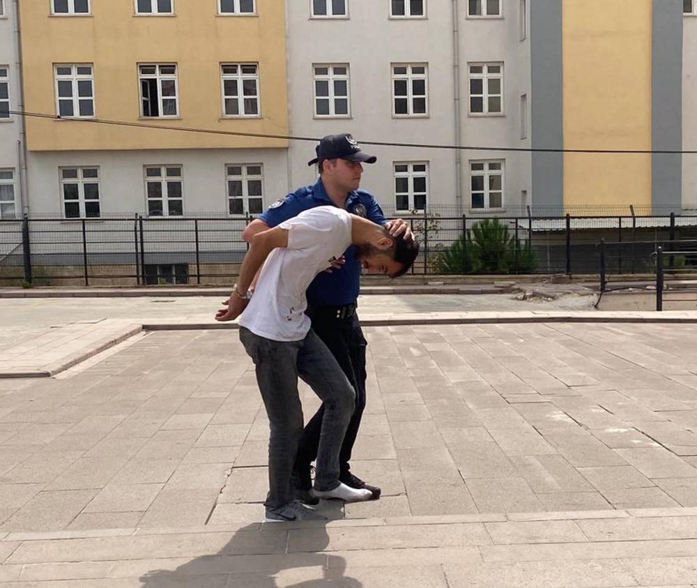 Polis memuruna vahşi saldırı! Serçe parmağı ısırarak kopardı