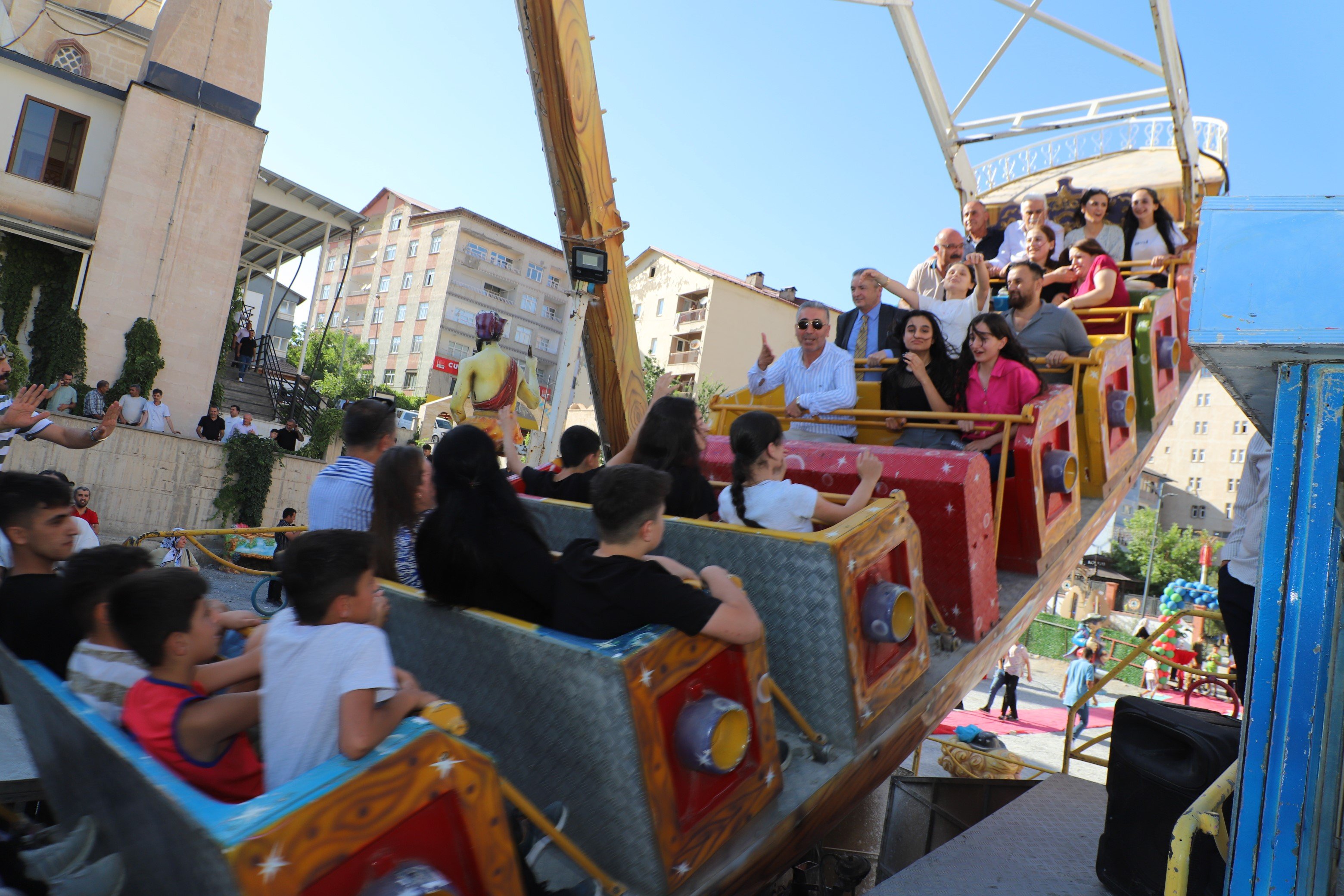 saray-lunapark-acildi-cocuklar-mutluluktan-uctu-yenicag-1.jpg